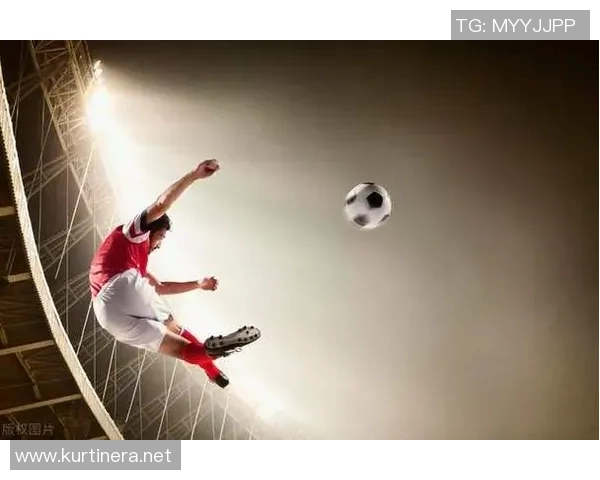 足球巨星挑战极限技艺将足球精准踢入篮球筐的精彩瞬间 足球巨星挑战极限技艺将足球精准踢入篮球筐的精彩瞬间