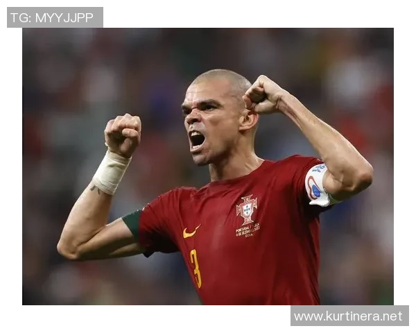 足球明星佩佩在比赛中踢人引发热议视频曝光引发球迷讨论与争议