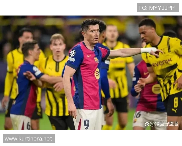 足球明星在比赛中意外倒地瞬间引发全场关注与热议 足球明星在比赛中意外倒地瞬间引发全场关注与热议