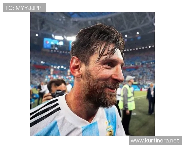 黑白头像下的足球明星男生展现独特魅力与激情的瞬间